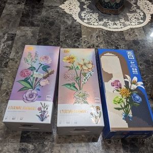 Lot of 3 Building block flower sets. New and unopened.
